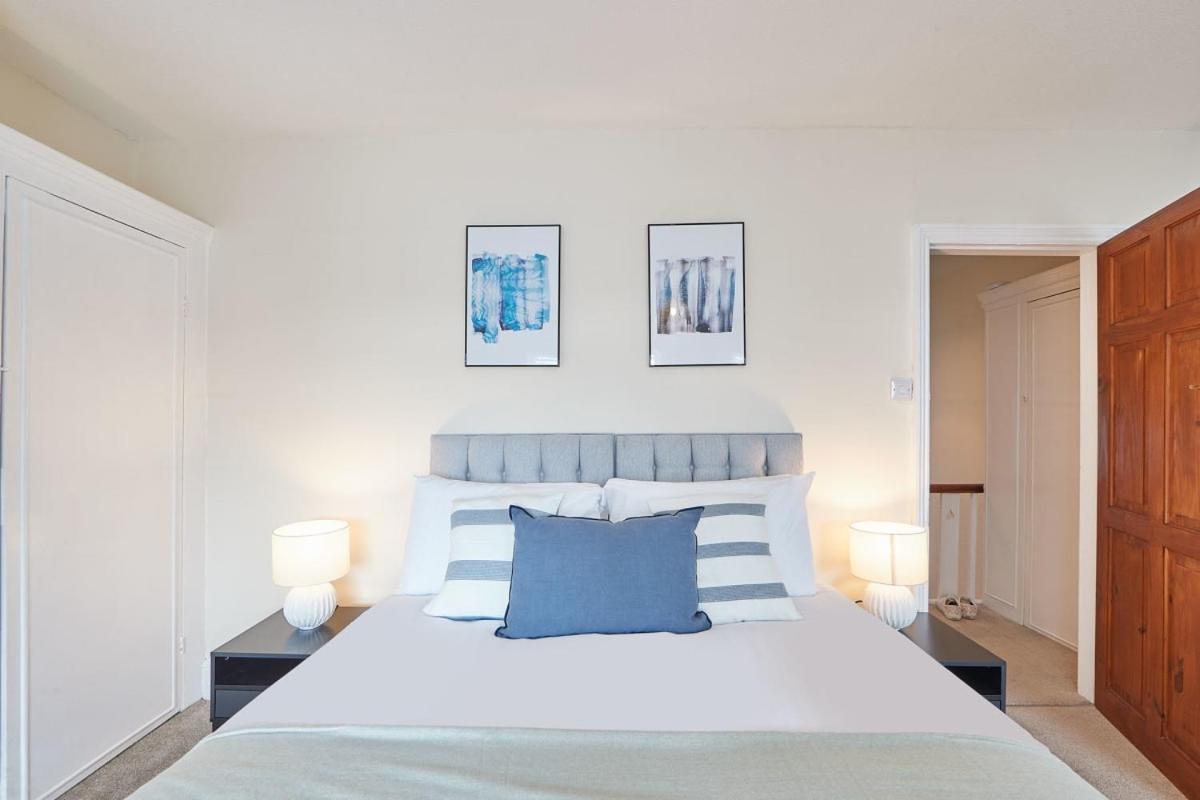 Blue Sky 3 Bedroom Cottage Уитби Экстерьер фото