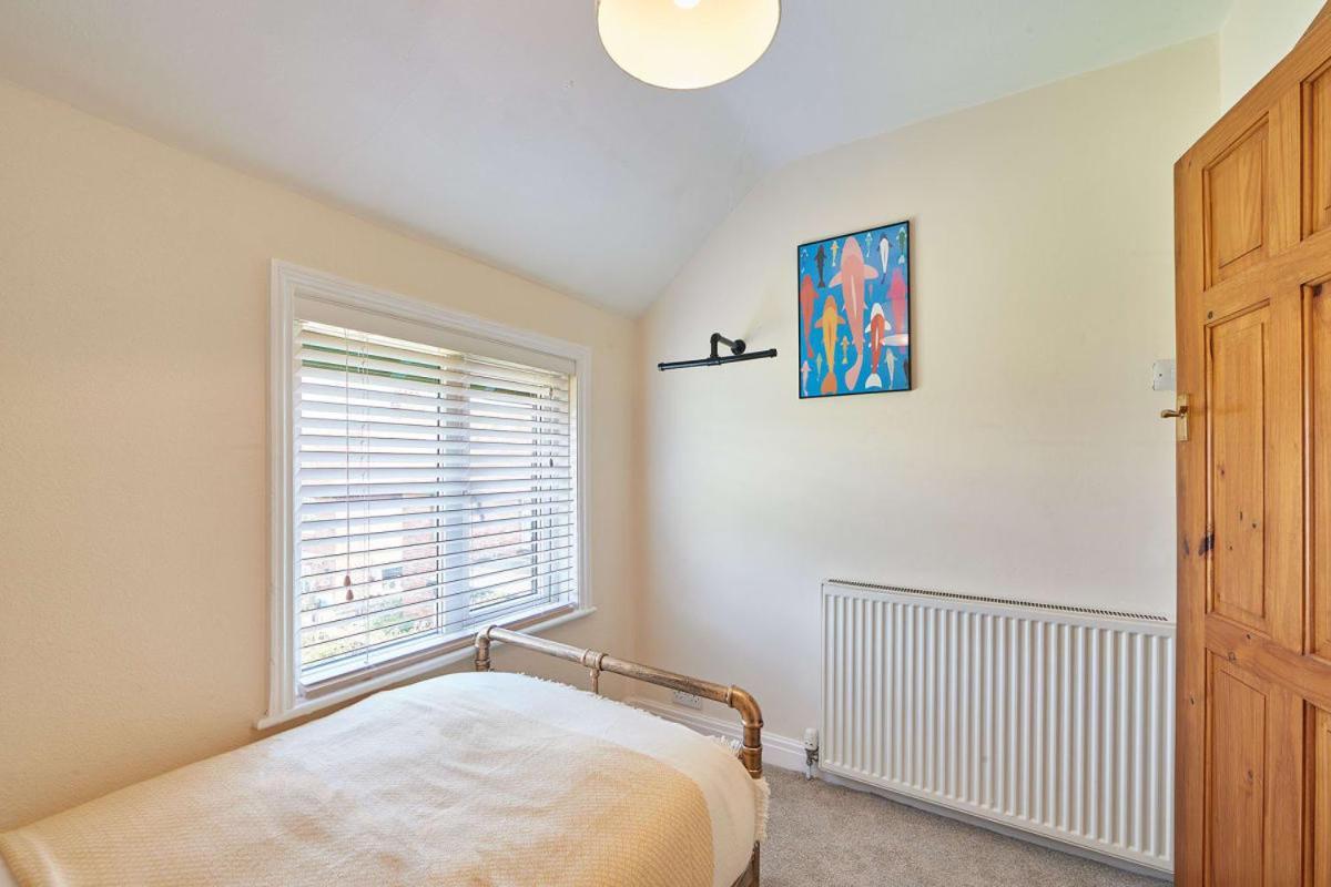 Blue Sky 3 Bedroom Cottage Уитби Экстерьер фото