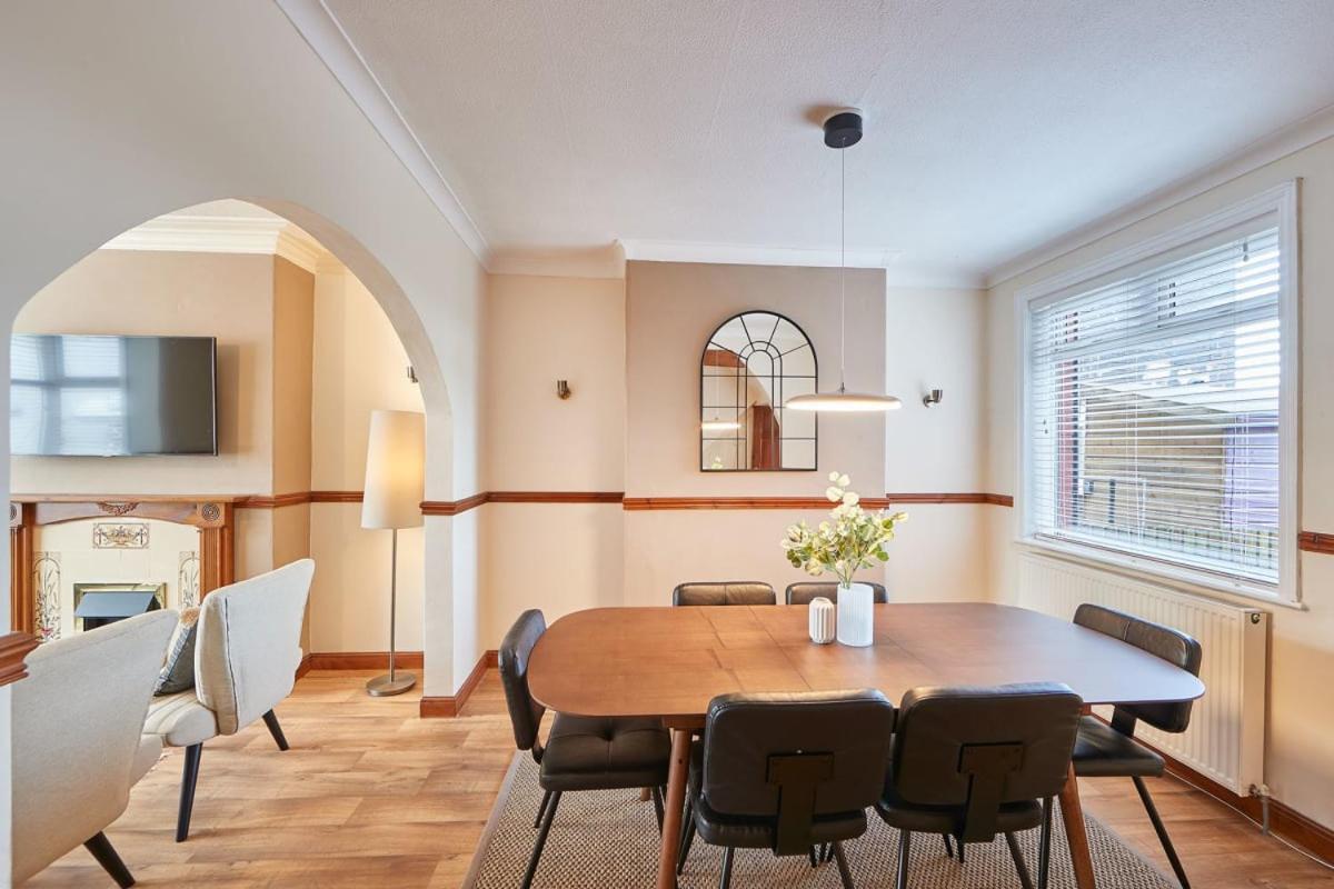 Blue Sky 3 Bedroom Cottage Уитби Экстерьер фото